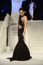 kareena kapoor walk the ramp for gaurav gupta Show at the grand finale of Lakme Fashion Week on 30th Aug 2015